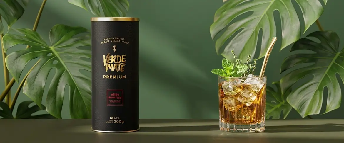 Osvěžující tereré s ledem a mátou ve sklenici, připravené na bázi Verde Mate Premium Elite Energy