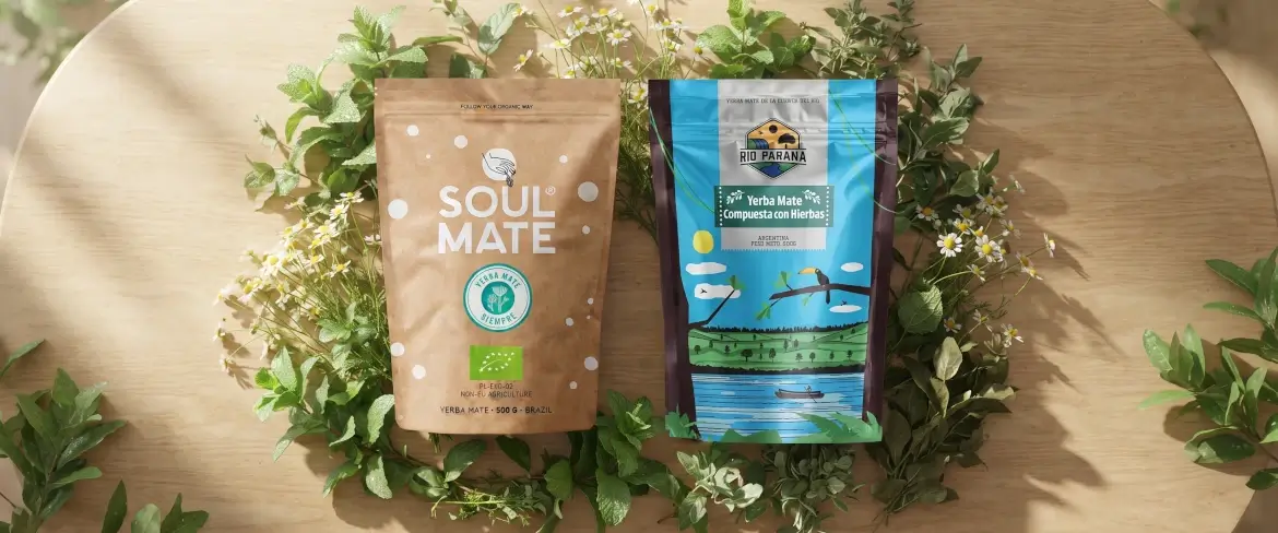 Bylinné sáčky s yerba mate, mátou peprnou a bylinkami v přírodním složení na dřevěném pozadí.