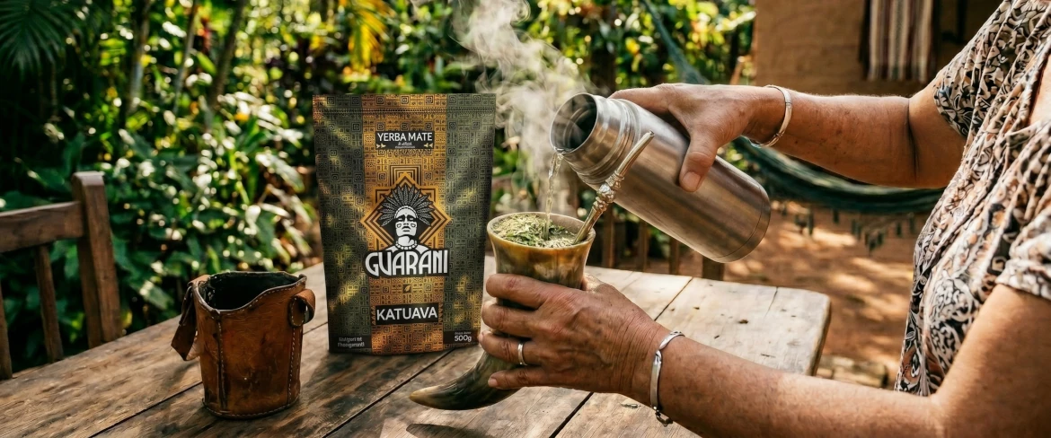 Paraguayská yerba mate připravená jako horký nápoj – zalitím listů yerba mate horkou vodou