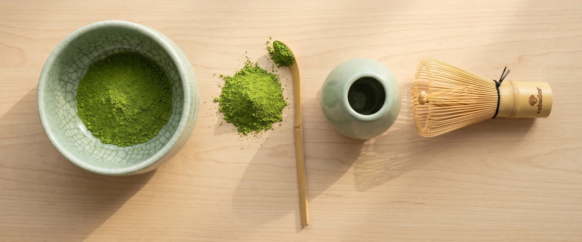 Příslušenství k přípravě matcha – konvička na matcha, metlička chasen, lžička chashaku a prášek matcha